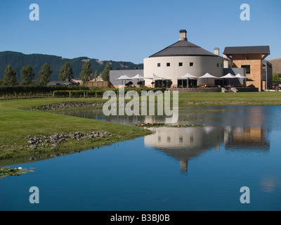 Lakeside Reflexionen an Terrior Restaurant, Craggy Range Weinberg und Weinkeller Hawkes Bay Neuseeland Stockfoto