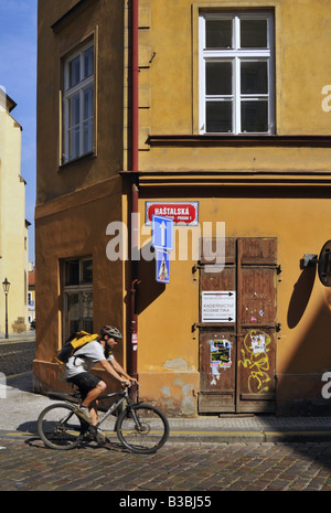 Radfahrer mit Helm Reiten auf der gepflasterten Straße Hastalska in das jüdische Viertel in Prag Stockfoto