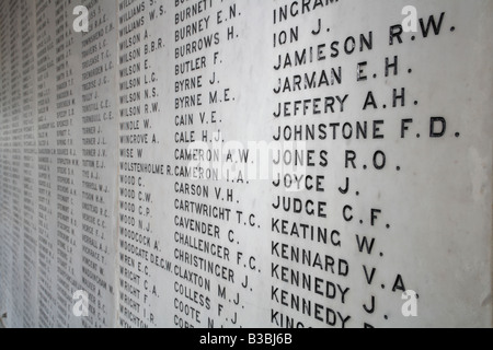 Eine Wand des Kings Park-Kriegerdenkmal in Perth, Western Australia, im zweiten Weltkrieg getötet West Australier auflisten Stockfoto