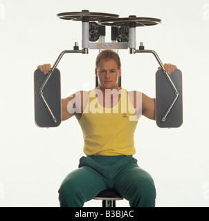 Vorderansicht eines Mannes im Fitnessraum trainieren. Stockfoto