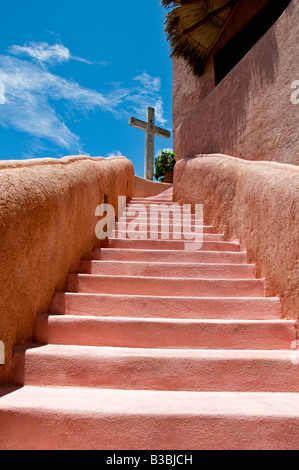 Treppe, ein Kruzifix in Zihuatanejo Mexiko Stockfoto