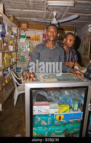 Ein Kabinett Fenster in einem Geschäft in Obollo Afor, Nigeria zeigt einen Aufkleber Werbung Vertrauen oralen Kontrazeptiva. Stockfoto