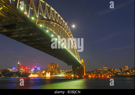 Sydney Harbour Bridge mit Mond in der Nacht, Sydney, New South Wales, Australien Stockfoto