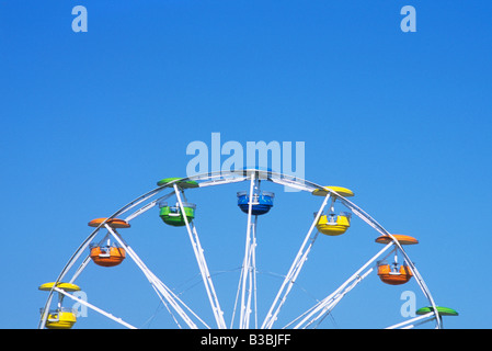 Riesenrad mit bunten Kreis der Multi Farbe Eimer in rot, grün, blau und gelb mit blauen Himmel keine Menschen Stockfoto