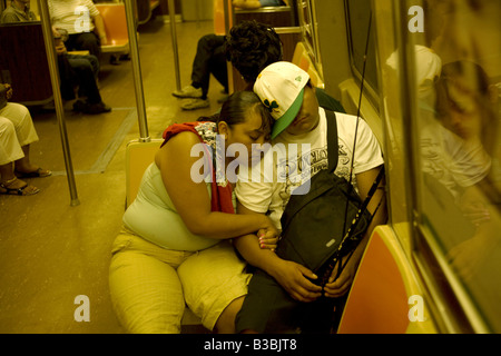 Paar mit einer Angelrute mit einem Brooklyn u-Bahn von Coney Island Stockfoto