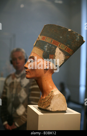 Besucher, die Blick auf die berühmte Büste der Königin Nefertiti im ägyptischen Museum in Berlin, Deutschland Stockfoto