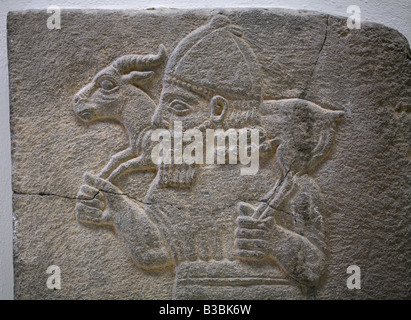 Hethiter Relief mit einem Soldaten mit einem Ram von Samal im Pergamon Museum in Berlin, Deutschland Stockfoto