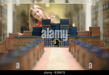 Junge Besucher betrachten ein Miniaturmodell der Ischtar-Tor im Pergamonmuseum in Berlin, Deutschland Stockfoto