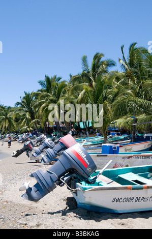 Angelboote/Fischerboote am Ufer am Playa Principal bei Zihuatanejo Mexiko Stockfoto