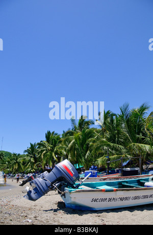 Fischerboote Playa Principal Zihuatanejo Mexiko | ZIHUATANEJO, Mexiko – Angelpangas ruhen sich am Playa Principal mit ihren nach oben geneigten Außenbordmotoren auf dem Sand aus, ein vertrauter Anblick, sobald der Fang im Morgengrauen entladen wurde. Die Boote gehören zu Genossenschaften der Bahía de Zihuatanejo, einer Küstenfischerei mit Schwerpunkt auf Huachinango und verwandten Schnapper-Arten. Stockfoto