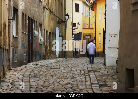 Fußgängerzone zu Fuß entlang einer gepflasterten Straße in der Altstadt von Bratislava, Slowakei Stockfoto