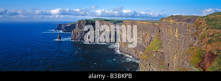Irland, Co Clare, Cliffs of Moher, 230m Klippen, O Gehirne Turm und Breanan Mor Seastack von Hexen Kopf Stockfoto
