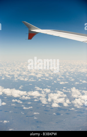 Suchen Sie ein Flugzeug Fenster am Flügel einer Boeing 737-800 bei strahlend blauem Himmel Stockfoto