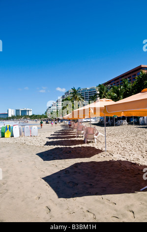 IXTAPA, Mexiko – Bahia del Palmar (Palmar Bay) in Ixtapa, Guerrero, Mexiko, bietet einen atemberaubenden Blick auf die Pazifikküste. Palmar Bay ist bekannt für seine goldenen Sandstrände und das klare blaue Wasser und ist ein beliebtes Reiseziel für Strandgäste und Resortgäste. Es bietet eine Reihe von Wasseraktivitäten und atemberaubende Sonnenuntergänge. Stockfoto