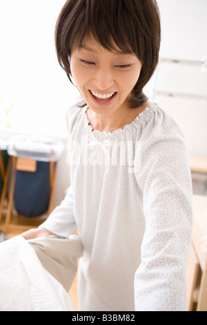 Porträt der jungen Hausfrau lächelnd Stockfoto