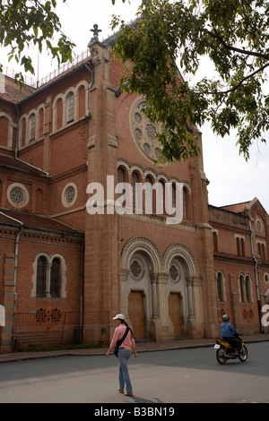 Menschen auf der Straße von Kathedrale, Ho-Chi-Minh-Stadt, Vietnam Stockfoto