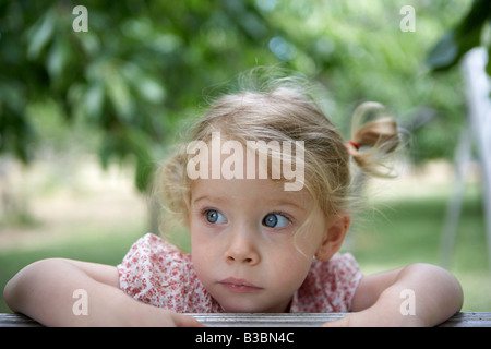 Porträt eines Mädchens im Obstgarten Stockfoto