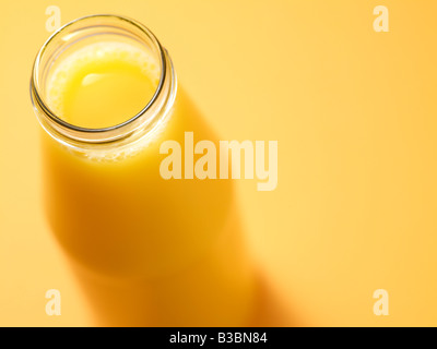 Flasche Orangensaft Stockfoto