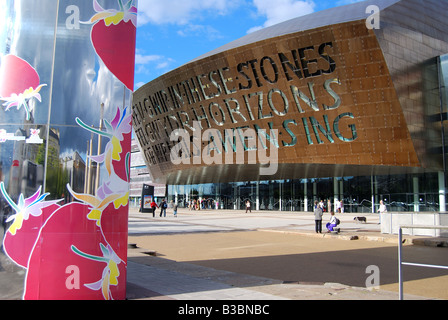 Wales Millennium Centre und Wasserturm Skulptur, Bucht von Cardiff, Cardiff, South Glamorgan, Wales, Vereinigtes Königreich Stockfoto