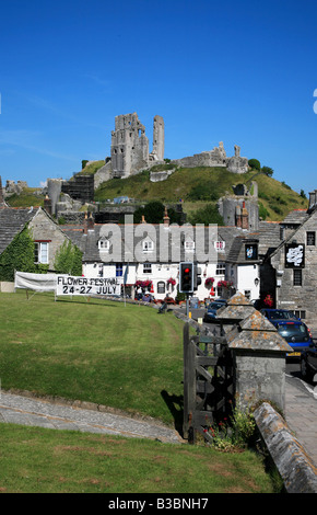 Corfe Castle - Blick auf die Burgruine mit Blick auf das Dorf Corfe aus der Kirche St. Edward Stockfoto