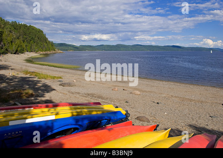 Kajaks gezogen am Strand, Saguenay Fjord, Cap Jaseux Park, Quebec, Kanada Stockfoto