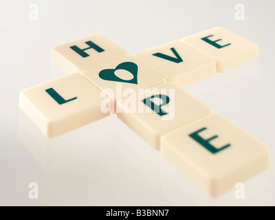 Wort-Fliesen mit Hoffnung und Liebe ausgeschrieben Stockfoto
