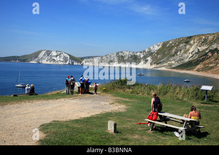 Besucher genießen den Blick auf die malerische Bucht von Worbarrow auf die Dorset Jurassic Coast Stockfoto