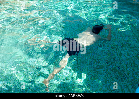 Ein Mann unter Wasser schwimmen in einem Schwimmbad Stockfoto