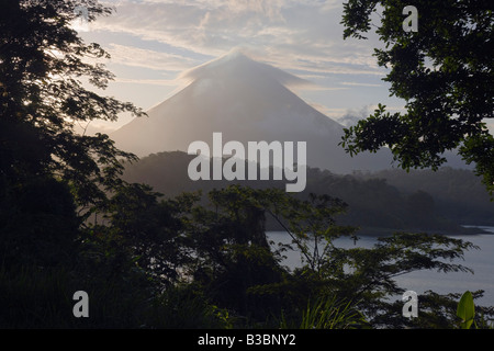 Vulkan Arenal an Dawn, Arenal Volcano National Park, Alajuela, Costa Rica Stockfoto