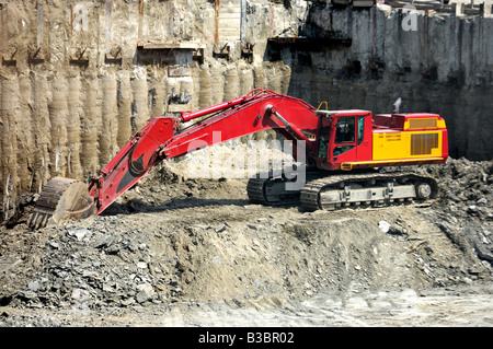 Bagger in die Baugrube Stockfoto