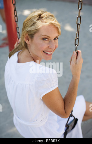 Porträt der Frau auf Schaukel Stockfoto
