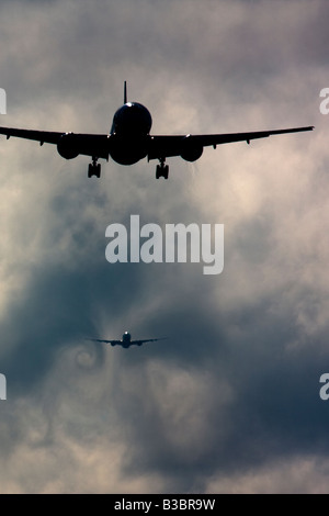 Wecken Sie Turbulenz Formen hinter Flugzeugen als sie Pässe durch die Wolken beim Abstieg zur Landung. Flughafen London Heathrow UK Stockfoto