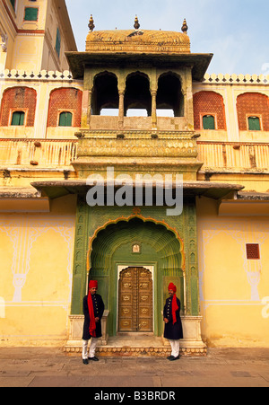 Palast in Turbanen am Gateway, der reich verzierten Pfau Tür bewacht, Stadtschloss, Jaipur, Rajasthan Zustand, Indien, Asien Stockfoto