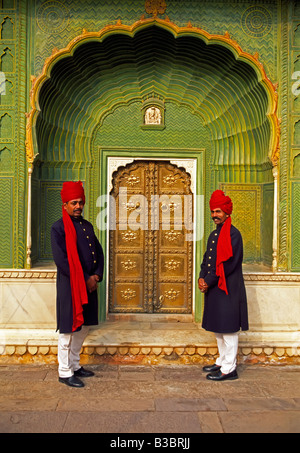 Palast in Turbanen am Gateway, der reich verzierten Pfau Tür bewacht, Stadtschloss, Jaipur, Rajasthan Zustand, Indien, Asien Stockfoto