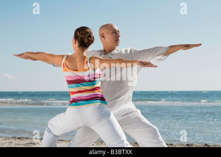 Hispanische paar Yoga zu praktizieren Stockfoto