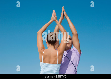 Hispanische paar Yoga zu praktizieren Stockfoto