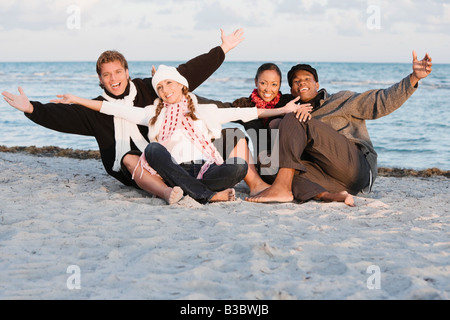 Multi-ethnischen Paare am Strand Stockfoto