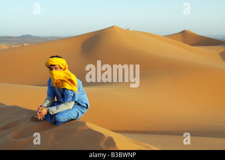 Ein Berber-Mann an der Sanddüne, Erg Chebbi, Marokko Stockfoto