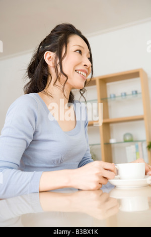 Junge Frau Kaffee trinken Stockfoto