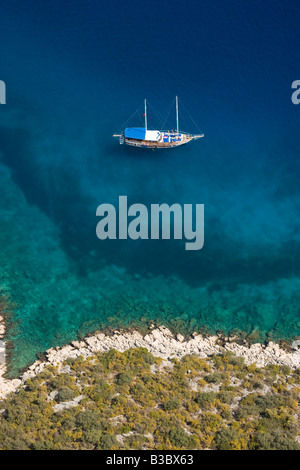 Luftaufnahme von einer türkischen Yacht Gulet blaue Kreuzfahrt Kas Antalya Türkei Stockfoto