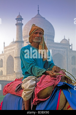 Indien, Uttar Pradesh, Agra, Porträt eines Mannes sitzt auf seinem Kamel mit bunten Turban außerhalb des Taj Mahal Stockfoto