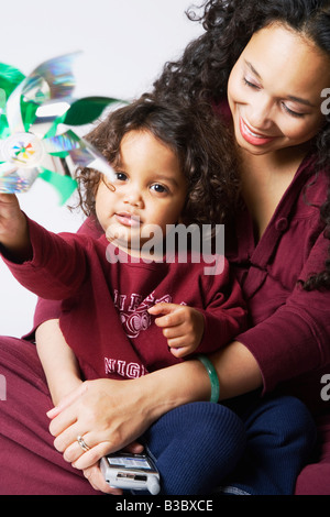 Gemischte Rennen Mutter umarmt Sohn Stockfoto