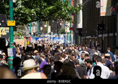 Menge in Brick Lane Market. Shoreditch, London, England Stockfoto