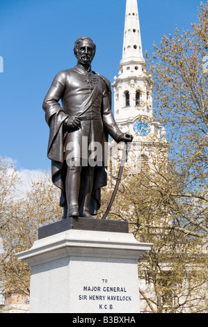 Die Statue von Major-General Sir Henry Havelock und St Martin in the Fields in den Hintergrund, Trafalgar Square, London, England Stockfoto