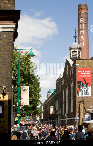 Truman Brauerei Schornstein und Publikum in Brick Lane Market Shoreditch London England Stockfoto