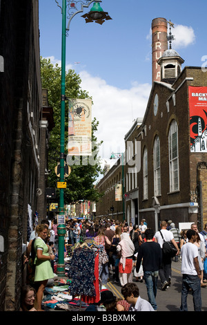 Truman Brauerei, Schornstein und Publikum in Brick Lane Market. Shoreditch, Tower Hamlets, London, England Stockfoto