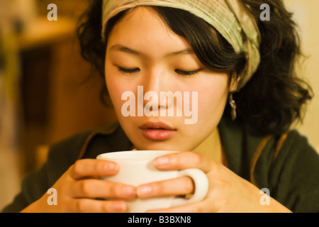 Asiatische Frau Tee trinken Stockfoto