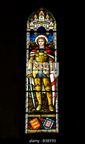 Ein Bild von St. George, das in der Glasmalerei der Kirche St. George Woolhope Herefordshire UK aus dem 13th. Jahrhundert dargestellt ist. Juli 2008. Stockfoto