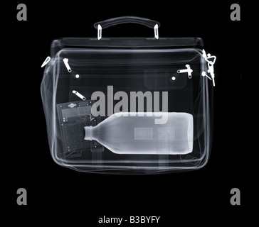 X-ray eine Tasche mit einer Flasche und einem Taschenrechner Stockfoto