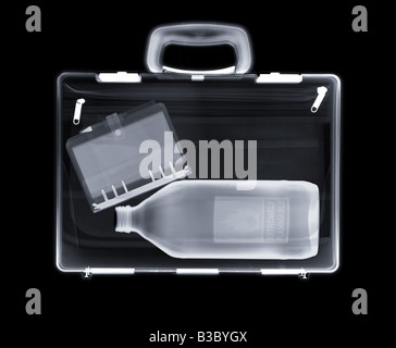 X-ray eine Tasche mit einer Flasche und ein filofax Stockfoto